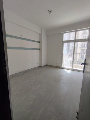 Room in 3 BHK Apartment at Proview Technocity, Chi V Greater Noida – for Sale