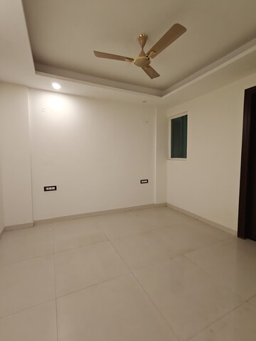 Room in 3 BHK Builder Floor at Ameya Sapphire 57, Sector 57 – for Rent