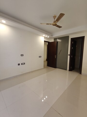 Room in 3 BHK Builder Floor at Ameya Sapphire 57, Sector 57 – for Rent