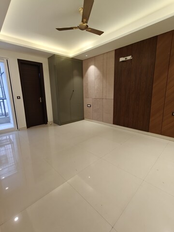 Room in 3 BHK Builder Floor at Ameya Sapphire 57, Sector 57 – for Rent