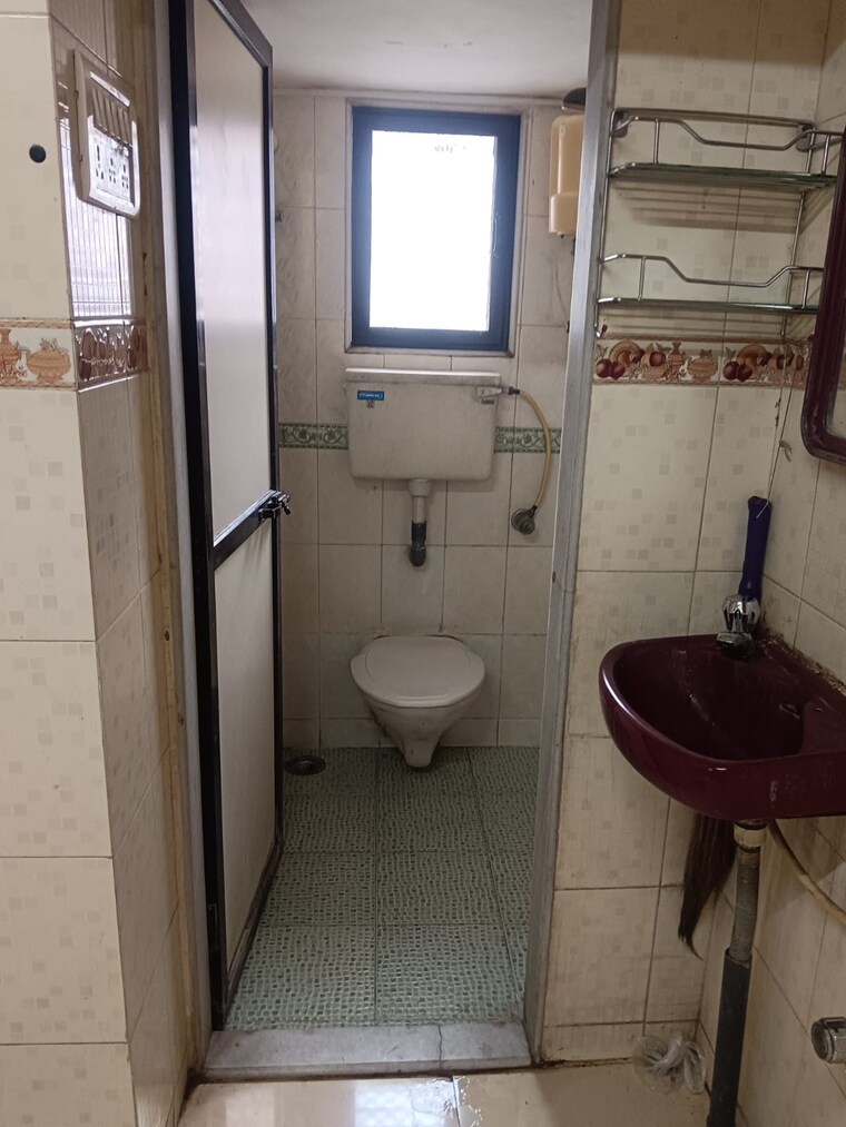 Bathroom, mahim 1 Bedroom 550 Sq.Ft. Apartment In Mahim Mumbai 9213481