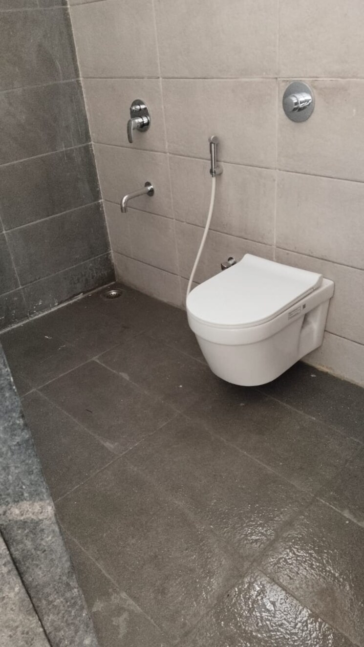 Bathroom, paranjape-schemes-abhiruchi-parisar 1 Bedroom 600 Sq.Ft. Apartment In Dhayari Pune 9213502