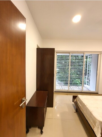 Room in 3 BHK Apartment at Bandra West – for Rent