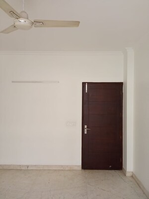 Room in 3 BHK Builder Floor at Ardee Mall, Sector 52 – for Rent