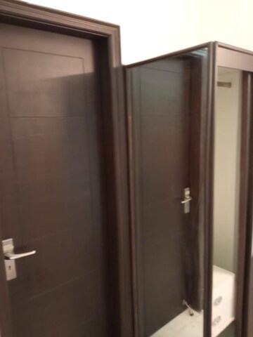 Building Lobby in 3 BHK Builder Floor at Ardee Mall, Sector 52 – for Rent