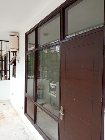 Building Lobby in 3 BHK Builder Floor at Ardee Mall, Sector 52 – for Rent