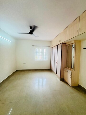 Room in 3 BHK Apartment at Indiranagar – for Rent