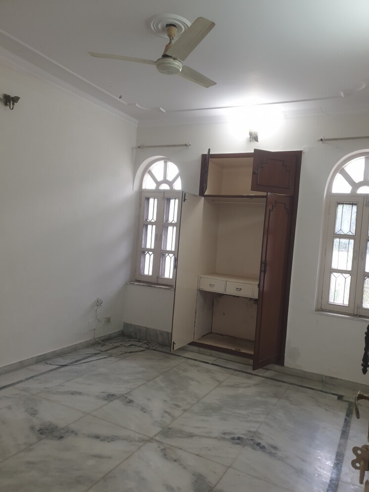 Room, sector 16 3 Bedroom 2750 Sq.Ft. Independent House In Sector 16 Faridabad 9213806