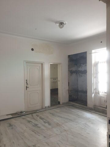 Room in 3 BHK Independent House at Sector 16 – for Rent