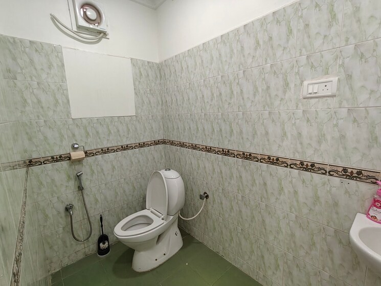 Bathroom, vadapalani Commercial Office Space in IT/SEZ 1000 Sq.Ft. In Vadapalani Chennai 9213855