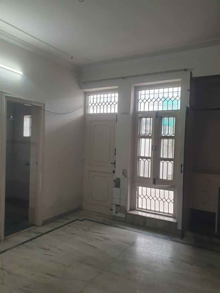 Room, sector 16 3 Bedroom 2750 Sq.Ft. Independent House In Sector 16 Faridabad 9213852