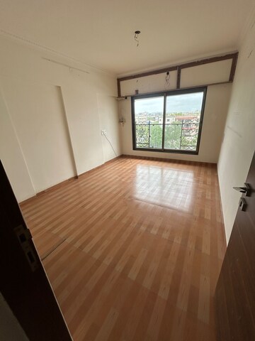 Room in 4 BHK Apartment at SD Astron Tower, Kandivali East – for Rent