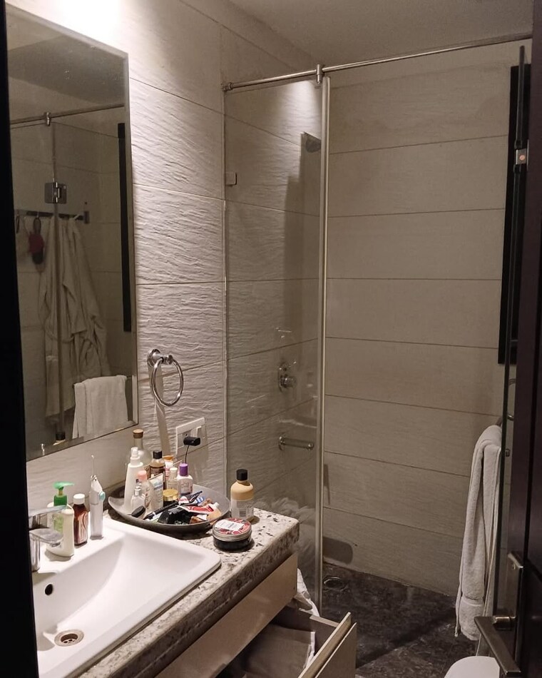 Bathroom, ashok vihar phase 2 4 Bedroom 300 Sq.Yd. Builder Floor In Ashok Vihar Phase 2 Delhi 9213932