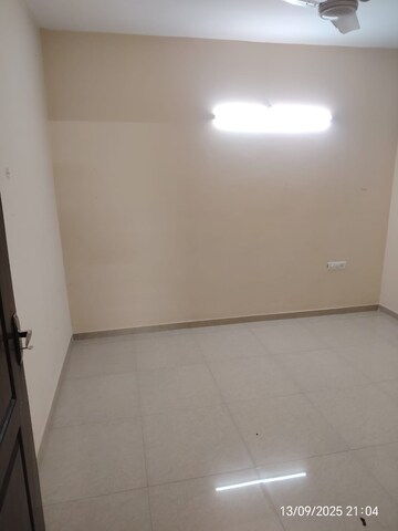 Room in 3 BHK Apartment at Omaxe R2, Gomti Nagar – for Rent