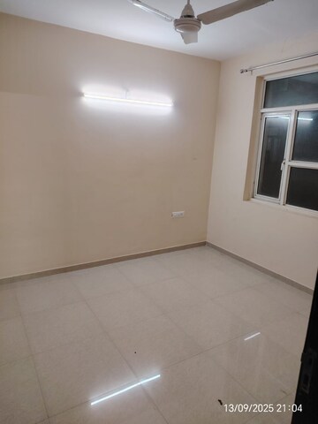 Room in 3 BHK Apartment at Omaxe R2, Gomti Nagar – for Rent