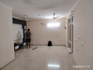 Team Area in 3 BHK Apartment at Omaxe R2, Gomti Nagar – for Rent
