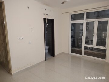 Room in 3 BHK Apartment at Omaxe R2, Gomti Nagar – for Rent