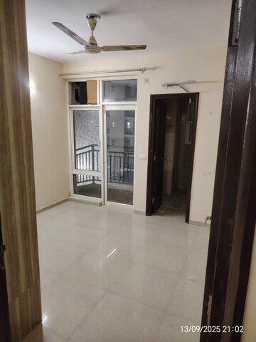 Room in 3 BHK Apartment at Omaxe R2, Gomti Nagar – for Rent