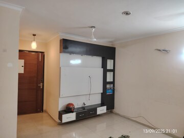 Room in 3 BHK Apartment at Omaxe R2, Gomti Nagar – for Rent