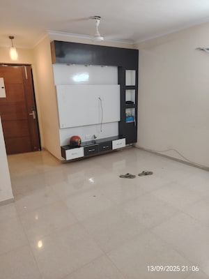 Room in 3 BHK Apartment at Omaxe R2, Gomti Nagar – for Rent