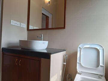 Master Bedroom in 4 BHK Builder Floor at Jor Bagh – for Rent