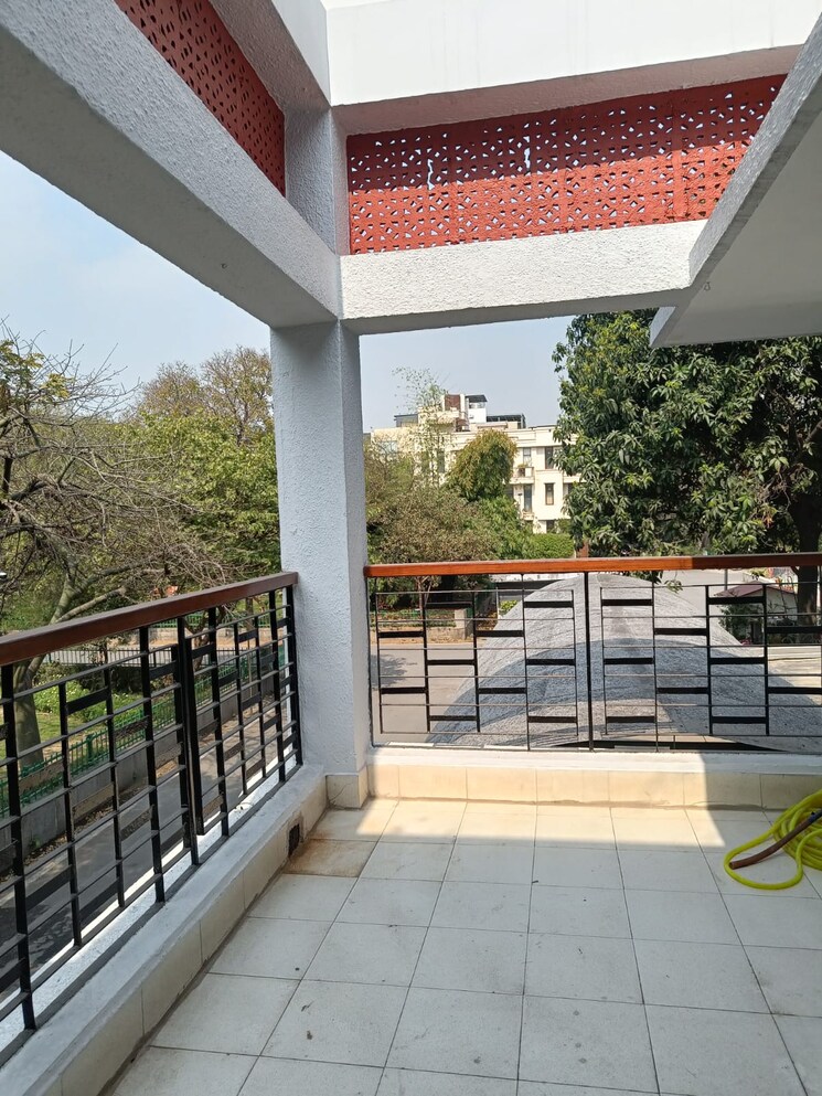 Balcony, jor bagh 4 Bedroom 575 Sq.Yd. Builder Floor In Jor Bagh Delhi 9213981