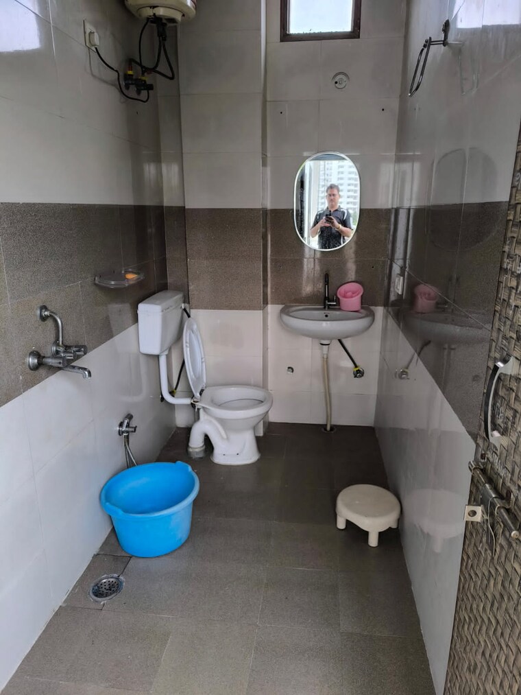Bathroom, palam vihar 3 Bedroom 2000 Sq.Ft. Builder Floor In Palam Vihar Gurgaon 9214024