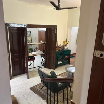 Team Area in 2.5 BHK Builder Floor at Sarvapriya Vihar – for Rent