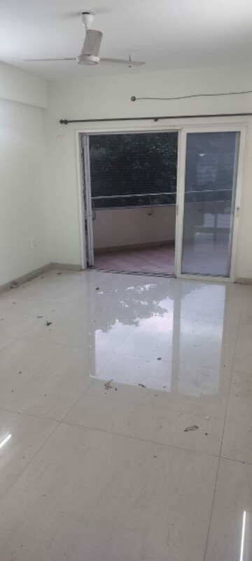 Room in 3 BHK Apartment at Sigma One, Paud Road – for Rent