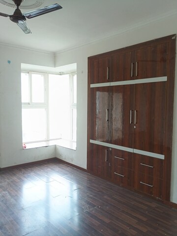 Room in 2 BHK Apartment at AIG Park Avenue, Sector 4 Greater Noida – for Rent