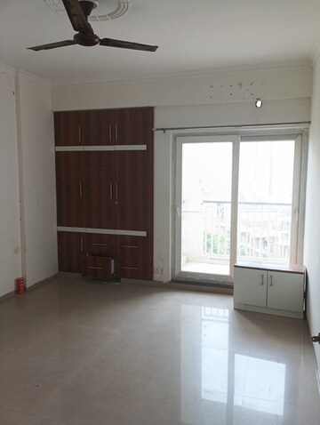 Room in 2 BHK Apartment at AIG Park Avenue, Sector 4 Greater Noida – for Rent