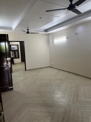 Room in 3 BHK Apartment at Anuradha Apartments CGHS, Paschim Vihar – for Rent