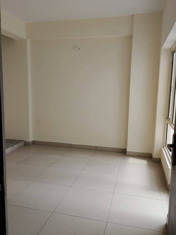 Room in 3 BHK Apartment at Amrapali Golf Homes, Sector 4 Greater Noida – for Rent