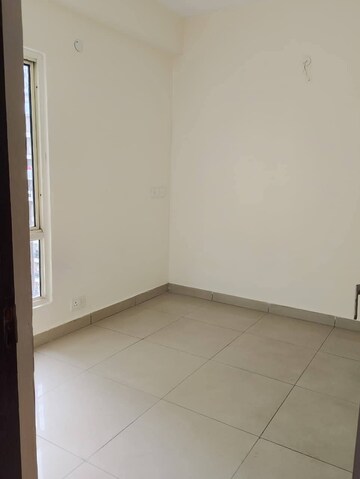 Room in 3 BHK Apartment at Amrapali Golf Homes, Sector 4 Greater Noida – for Rent