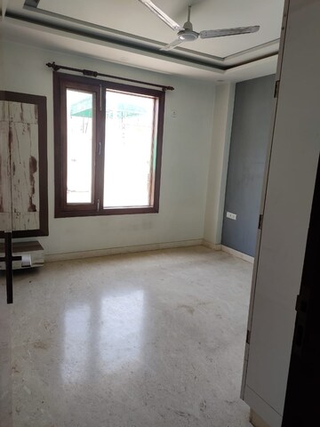 Room in 3 BHK Builder Floor at Shubh Niketan Apartments, Paschim Vihar – for Rent