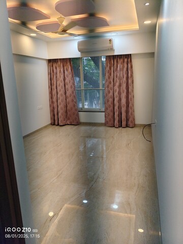 Room in 3 BHK Apartment at Bandra West – for Rent