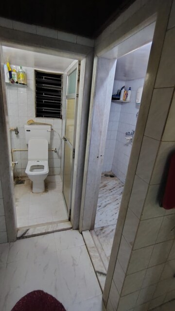 Bathroom in 1 BHK Apartment at Vile Parle East – for Rent
