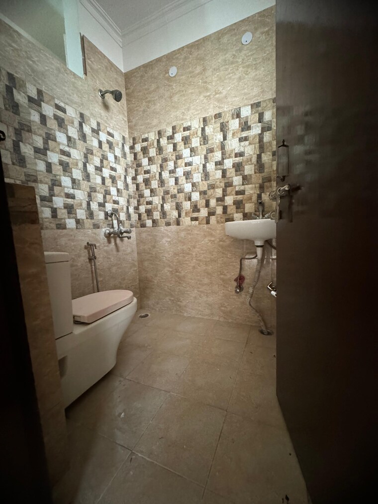Bathroom, chattarpur 2 Bedroom 800 Sq.Ft. Builder Floor In Chattarpur Delhi 9214314