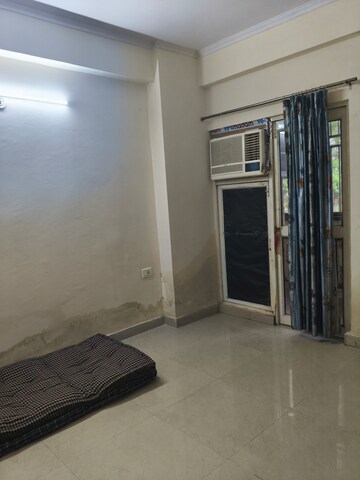 Room in 3 BHK Apartment at Amrapali Crystal Homes, Sector 76 – for Rent