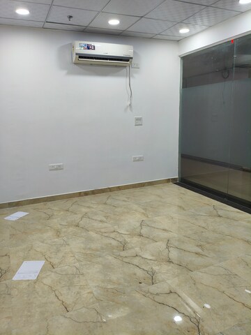 Room in 3 BHK Apartment at Amrapali Crystal Homes, Sector 76 – for Rent