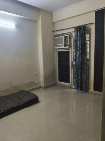 Room in 3 BHK Apartment at Amrapali Crystal Homes, Sector 76 – for Rent