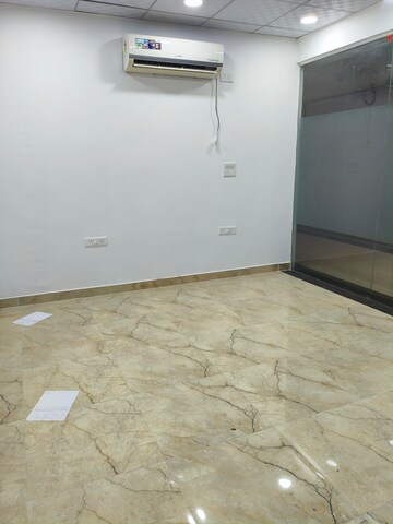 Room in 3 BHK Apartment at Amrapali Crystal Homes, Sector 76 – for Rent