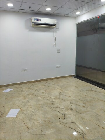 Room in 3 BHK Apartment at Amrapali Crystal Homes, Sector 76 – for Rent
