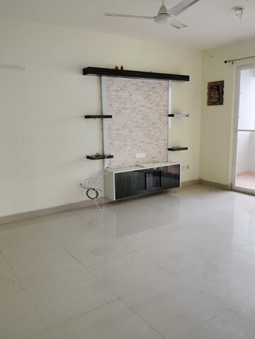 Room in 3.5 BHK Apartment at Jankipuram Extension – for Rent
