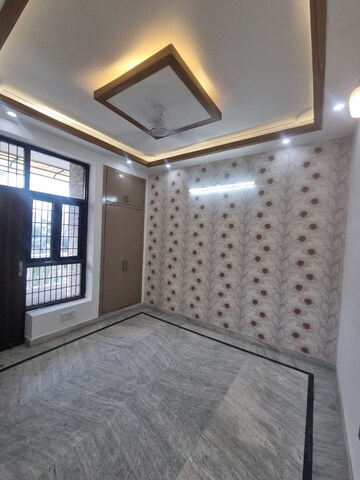 Room in 4 BHK Builder Floor at Green Fields Colony – for Rent