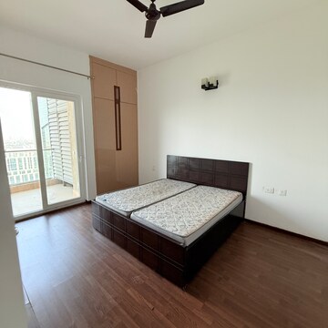 Room in 2 BHK Apartment at Supertech Supernova Spira Residency, Sector 94 – for Rent