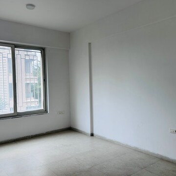 Room in 4 BHK Apartment at Estado Presidential Phase II, Kiwale – for Sale