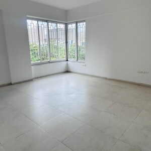 Room in 4 BHK Apartment at Estado Presidential Phase II, Kiwale – for Sale