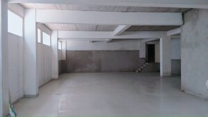  Showroom For Rent in Husainganj