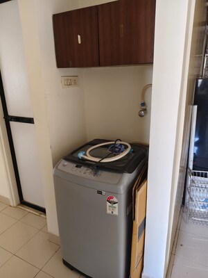 Team Area in 2 BHK Apartment at Panchsheel Gardens, Kandivali West – for Rent